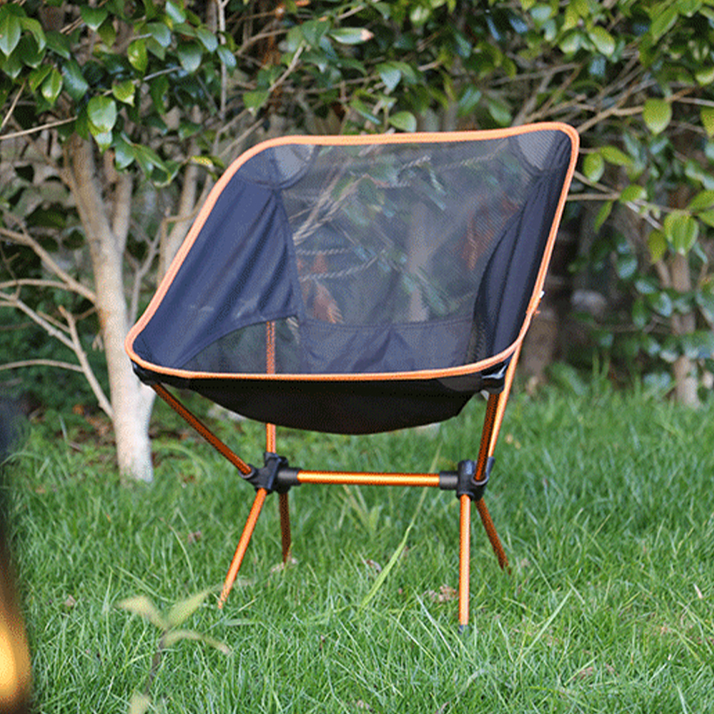 Klappbarer Moon Chair für den Außenbereich