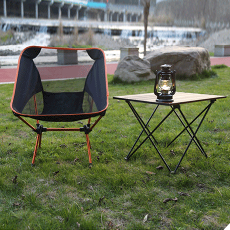 Klappbarer Moon Chair für den Außenbereich