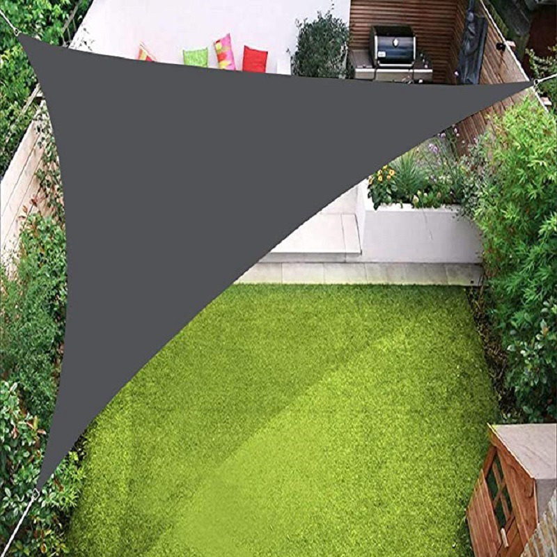 Dreieckige, silberbeschichtete Markise