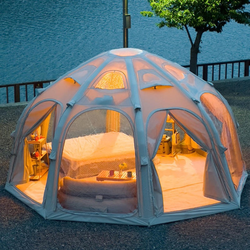 Tragbare Zelte und Wagen für Campingausflüge mit der Familie